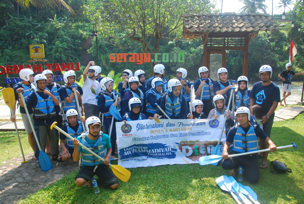 Persiapan Rafting pada acara Family Gathering FKIP UMTAS