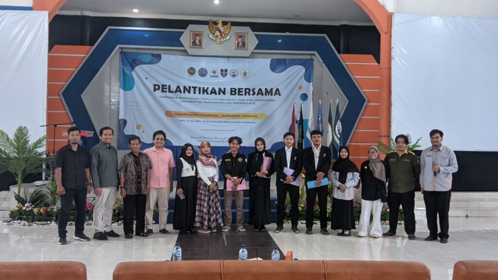 Foto bersama antara pengurus baru dengan beberapa dosen FKIP