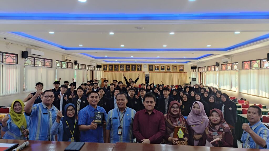 Berfoto bersama dengan Jajaran Kepala Sekolah, Wakasek, Serta Pengajar di SMKN 2 Surakarta. Pada saat Pengenalan Lingkungan Persekolahan